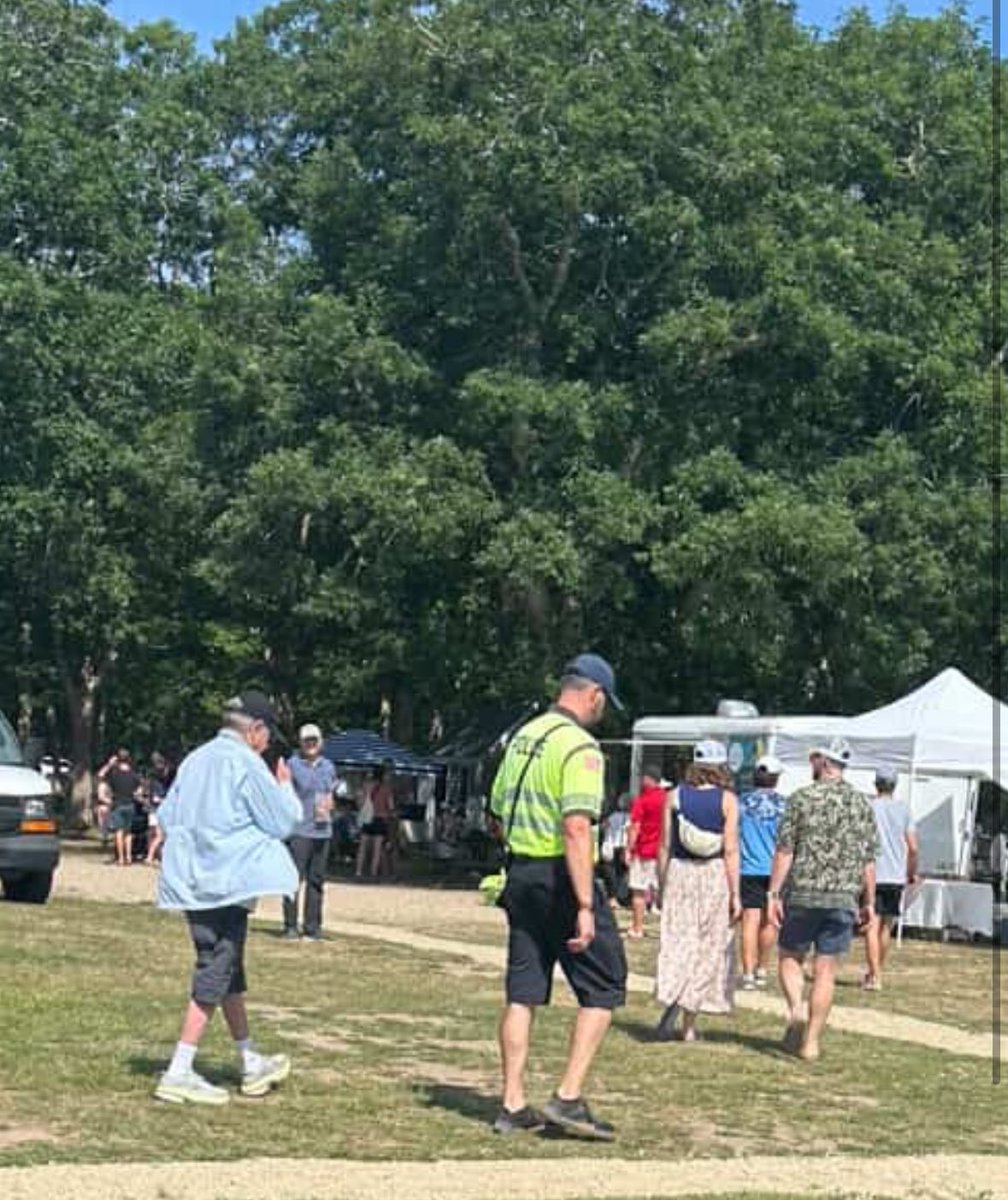 🚨🚨🚨 TrueAnon has obtained a photograph of a shamed &amp; gnomish Alan Dershowitz being escorted by a police officer out of the Martha’s Vineyard Farmer’s Market. 

He apparently made a huge scene after being denied a pierogi.