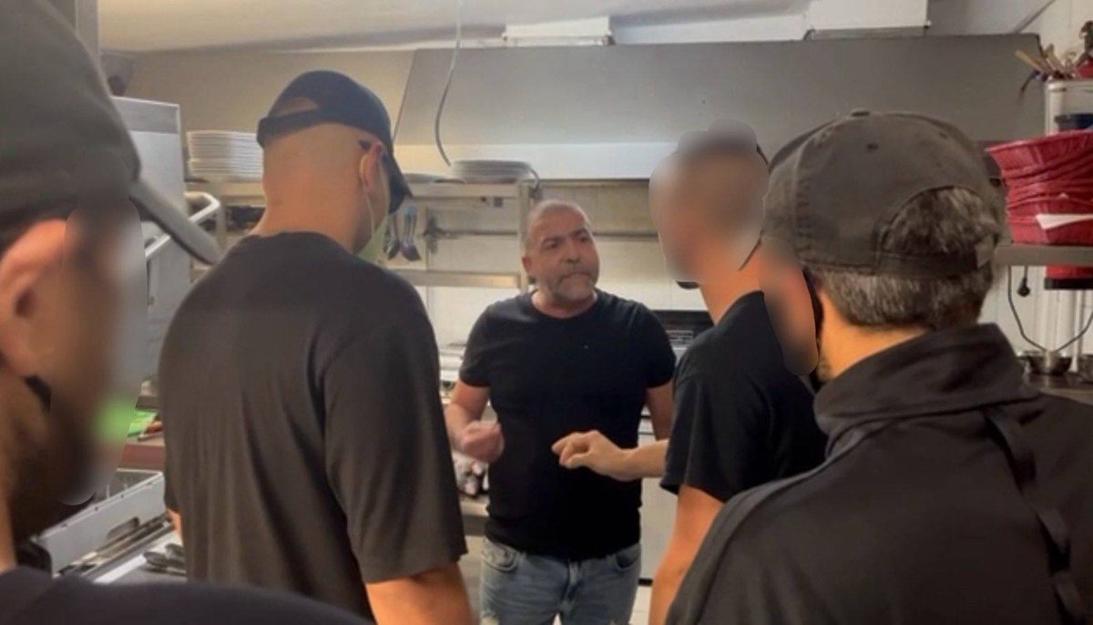 rouvikonas2014's tweet image. [Θεσσαλονίκη] Παρέμβαση στο εστιατόριο "YAMAS" στο κέντρο της Θεσσαλονίκης για απλήρωτους εργαζομένους, υπερωρίες-μαϊμού &amp;amp; εργοδοτική αυθαιρεσία. Ο αγώνας ενάντια στην εκμετάλλευση συνεχίζεται. Άμεση καταβολή δεδουλευμένων!

Στο 1ο σχόλιο όλη η ανακοίνωση 👇🏼