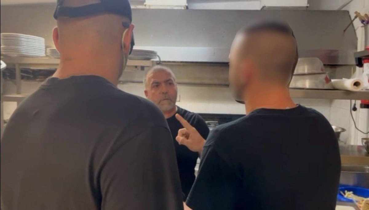 rouvikonas2014's tweet image. [Θεσσαλονίκη] Παρέμβαση στο εστιατόριο "YAMAS" στο κέντρο της Θεσσαλονίκης για απλήρωτους εργαζομένους, υπερωρίες-μαϊμού &amp;amp; εργοδοτική αυθαιρεσία. Ο αγώνας ενάντια στην εκμετάλλευση συνεχίζεται. Άμεση καταβολή δεδουλευμένων!

Στο 1ο σχόλιο όλη η ανακοίνωση 👇🏼