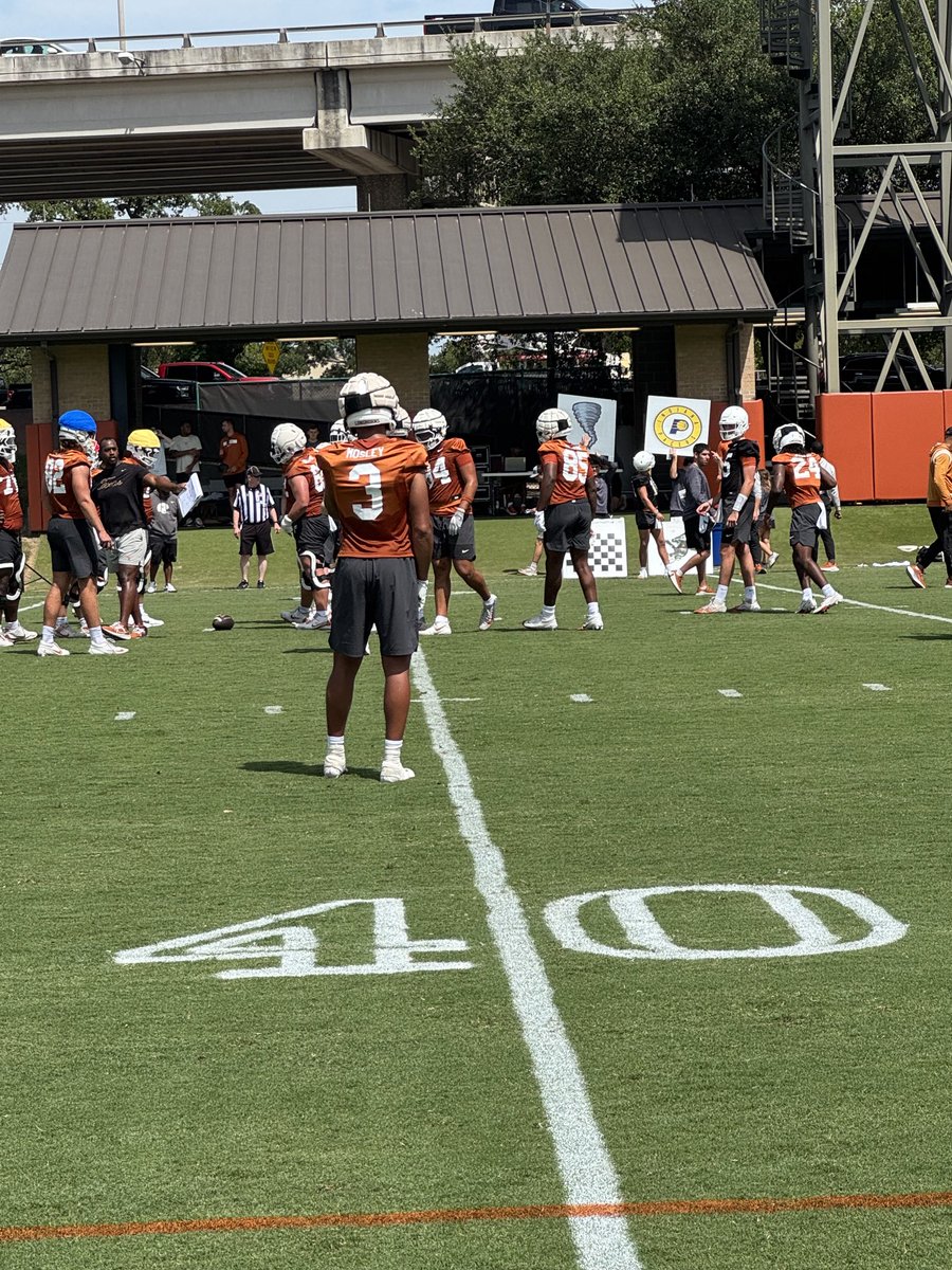Stanford transfer WR Emmett Mosley went through his first practice for Texas today taking second-team reps. Expect him to help the perimeter blocking for the Longhorns in addition to his receiving skills. #HookEm