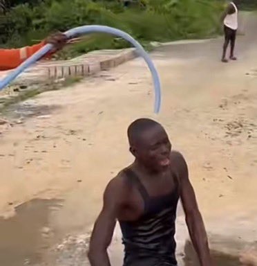 I don mistake go ask Aboki if Suya hot, e reply say the Suya even Hot pass me 💔😭