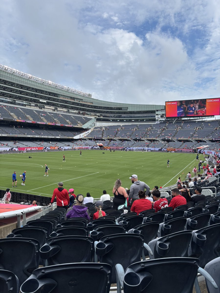 HaydenKrzyz's tweet image. Being a fan today ‼️

📍Soldier Field
⚽️: West Ham v Everton, Man United vs Bournemouth

#PLUSA #mufc #bfc #efc #whfc