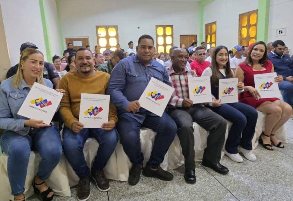 Sucre_MRT (@sucre_mrt) on Twitter photo En acto realizado en el Mpio. #Libertador Edo. #Sucre, Nuestro Camarada #Tupamaro <a href="/Ronnyaguilera_/">Ronny Aguilera</a> electo como concejal junto a la Alcaldesa Electa #Yerika #Rivera y demás camaradas Concejales son acreditados por el ente electoral CNE
#TupamaroEjemploDeLucha En acto realizado en el Mpio. #Libertador Edo. #Sucre, Nuestro Camarada #Tupamaro <a href="/Ronnyaguilera_/">Ronny Aguilera</a> electo como concejal junto a la Alcaldesa Electa #Yerika #Rivera y demás camaradas Concejales son acreditados por el ente electoral CNE
#TupamaroEjemploDeLucha