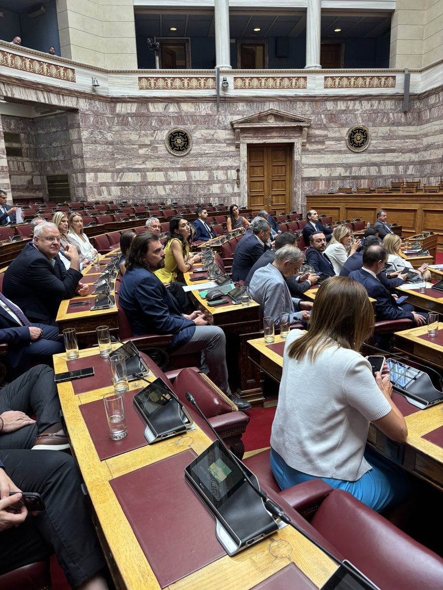 Mamoulakis's tweet photo. Βουλή ώρα 00:38.
Το ζήσαμε και αυτό. 
Κατάμεστα τα έδρανα της αντιπολίτευσης ενώ η #κυβέρνηση_μητσοτάκη είναι εκκωφαντικά απούσα! 
Σε μια κορυφαία διαδικασία όπως η ψηφοφορία (με κάλπη!) για την σύσταση προανακριτικής επιτροπής αναφορικά με το σκάνδαλο του #ΟΠΕΚΕΠΕ. Τόσο λίγοι. https://t.co/2OTraJCMrg