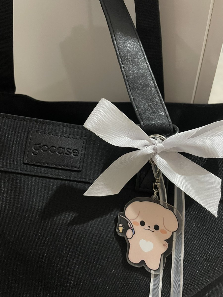 decodejake's tweet photo. já #decorando minha nova bolsa da faculdade com cacarecos pq eu não me aguento https://t.co/qKqodT6MNn