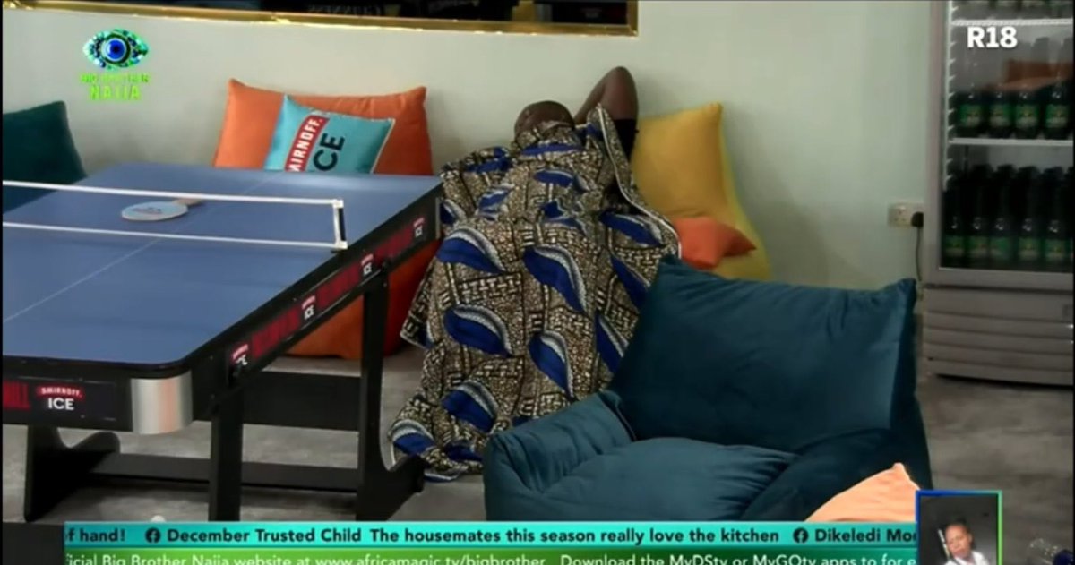 abazwhyllzz's tweet image. Kuture carry wrapper enter Big Brother naija house😂