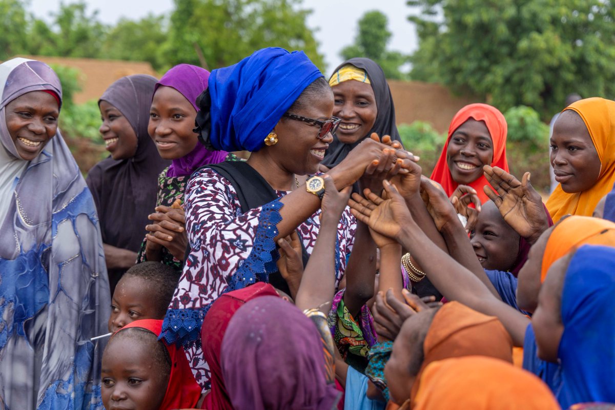 Jour 3 : #Zinder À Kantché, j'ai vu l'impact de nos adductions d'eau. Ces projets transforment les vies : les filles peuvent aller à l'école régulièrement, les maladies liées à l'eau insalubre diminuent. Aux mères, j'ai aussi rappelé que les centres de santé sont leurs alliés.