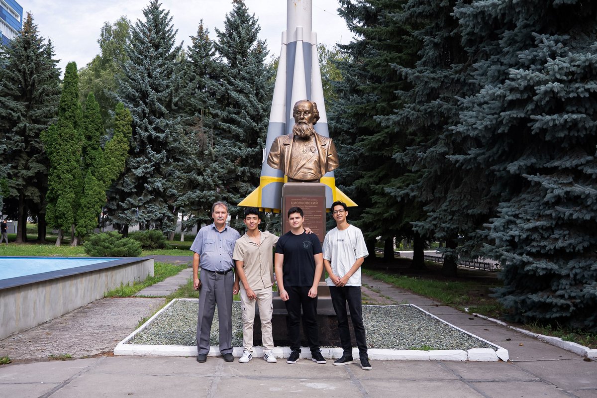 UTEoficial's tweet photo. La Universidad UTE y la Universidad Estatal del Suroeste de Rusia fortalecen su alianza con el desarrollo del nanosatélite Galápagos-UTE, tercera misión espacial conjunta.
Matías Benalcázar, Dylan Lemus y Emilio Endara, estudiantes de la UTE, participan activamente en esta etapa clave del proyecto desde Kursk-Rusia, en una experiencia académica que consolida la cooperación científica y la formación internacional.

👉 Conoce más en nuestro boletín: https://t.co/kmoA1Hdzhc

#SomosUTE   #MecatrónicaUTE