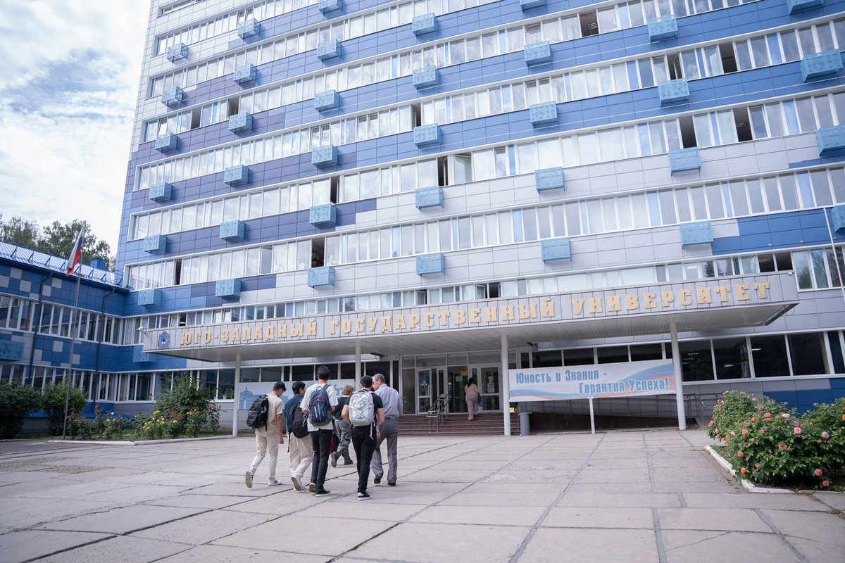 La Universidad UTE y la Universidad Estatal del Suroeste de Rusia fortalecen su alianza con el desarrollo del nanosatélite Galápagos-UTE, tercera misión espacial conjunta.
Matías Benalcázar, Dylan Lemus y Emilio Endara, estudiantes de la UTE, participan activamente en esta etapa