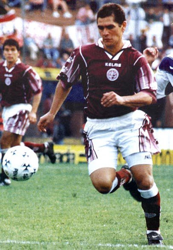 Hoy cumple años Hugo Alberto Morales, el mejor que ví con la granate.
Son contados los refuerzos que han sido determinantes, muchos rindieron pero hablo de cambiar la historia, el fue uno de ellos así como fue Sand en 2007 (el máximo exponente), Gambier en 1991 o Silva en 2012.