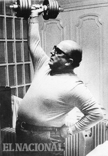 Cᴏʀʀᴇᴏ ᴅᴇ Lᴀʀᴀ (@correodelara) on Twitter photo En 1973, el auge del perezjimenismo encendió el debate político. AD y COPEI impulsaron una enmienda para impedir la candidatura de Pérez Jiménez. El CSE lo excluyó, pese a críticas por retroactividad.
📚 Lee más en nuestro Instagram <a href="/CorreodeLara/">Cᴏʀʀᴇᴏ ᴅᴇ Lᴀʀᴀ</a>
#Historia #Venezuela En 1973, el auge del perezjimenismo encendió el debate político. AD y COPEI impulsaron una enmienda para impedir la candidatura de Pérez Jiménez. El CSE lo excluyó, pese a críticas por retroactividad.
📚 Lee más en nuestro Instagram <a href="/CorreodeLara/">Cᴏʀʀᴇᴏ ᴅᴇ Lᴀʀᴀ</a>
#Historia #Venezuela