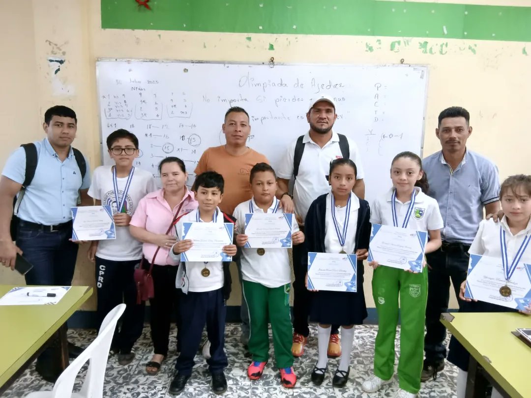 MunicipalMat21's tweet photo. Con el propósito de continuar fortaleciendo conocimientos y habilidades en la disciplina de ajedrez como práctica deportiva, se realizó en la Etapa municipal la Olimpiada de Ajedrez “Reyes y
Reinas del Tablero”, con la participación de estudiantes de 4to y 5to grado. https://t.co/nIpGC7oYyy