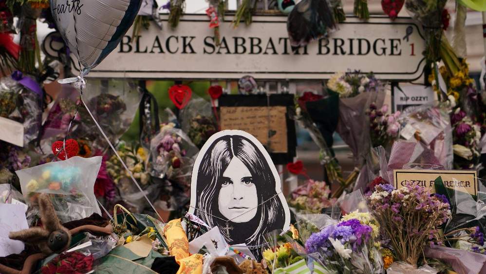 O Último Adeus🤘
Funeral de Ozzy Osbourne: Saiba como foi o emocionante cortejo que reuniu milhares de fãs nas ruas de Birmingham e na transmissão ao vivo pela internet... #Rock🤘 rollingstone.com.br/musica/cortejo…