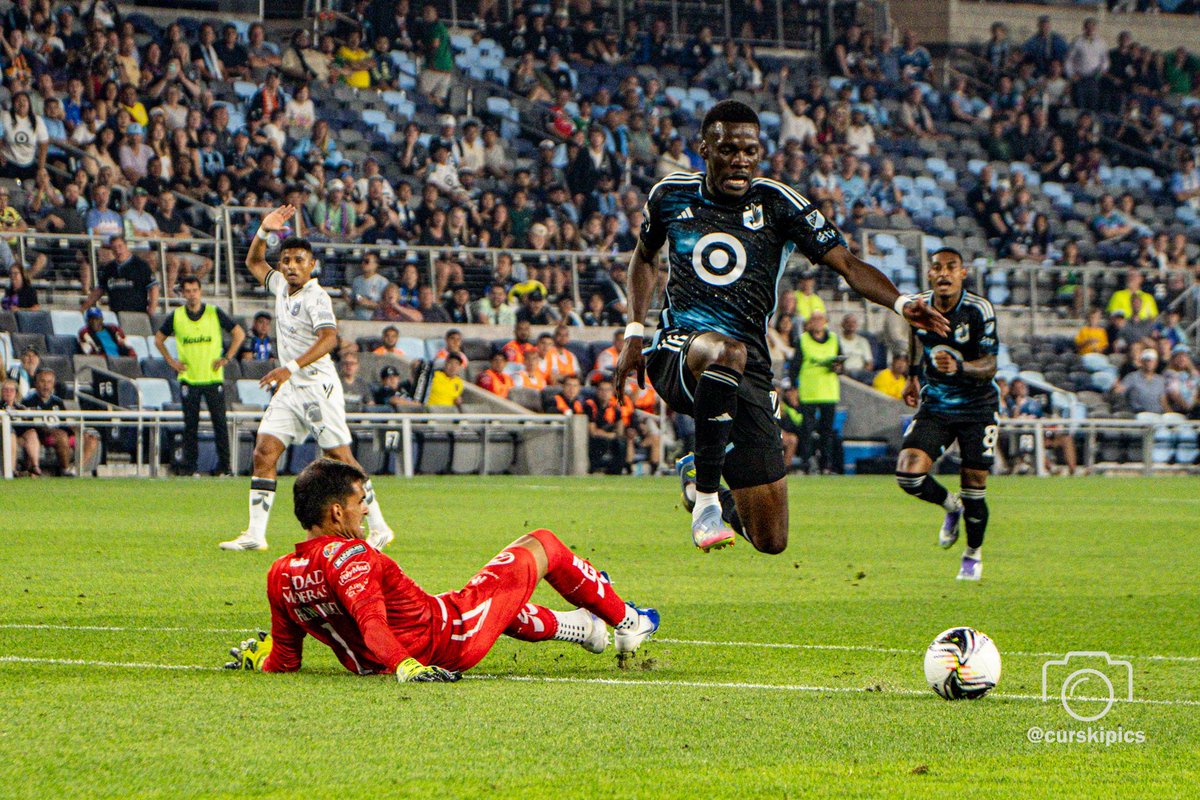 CurskiPics's tweet photo. Tani Oluwaseyi evades the goalkeeper to score the final goal in @mnufc's 4-1 win over @club_queretaro in League Cup opener
#tanioluwaseyi #mnufc #queretarofc #leaguescup #mls #ligamx #stpaul #minnesota #soccer #futbol #photography #phoneedit #lightroom #pentax https://t.co/Hp6BC2wGTs