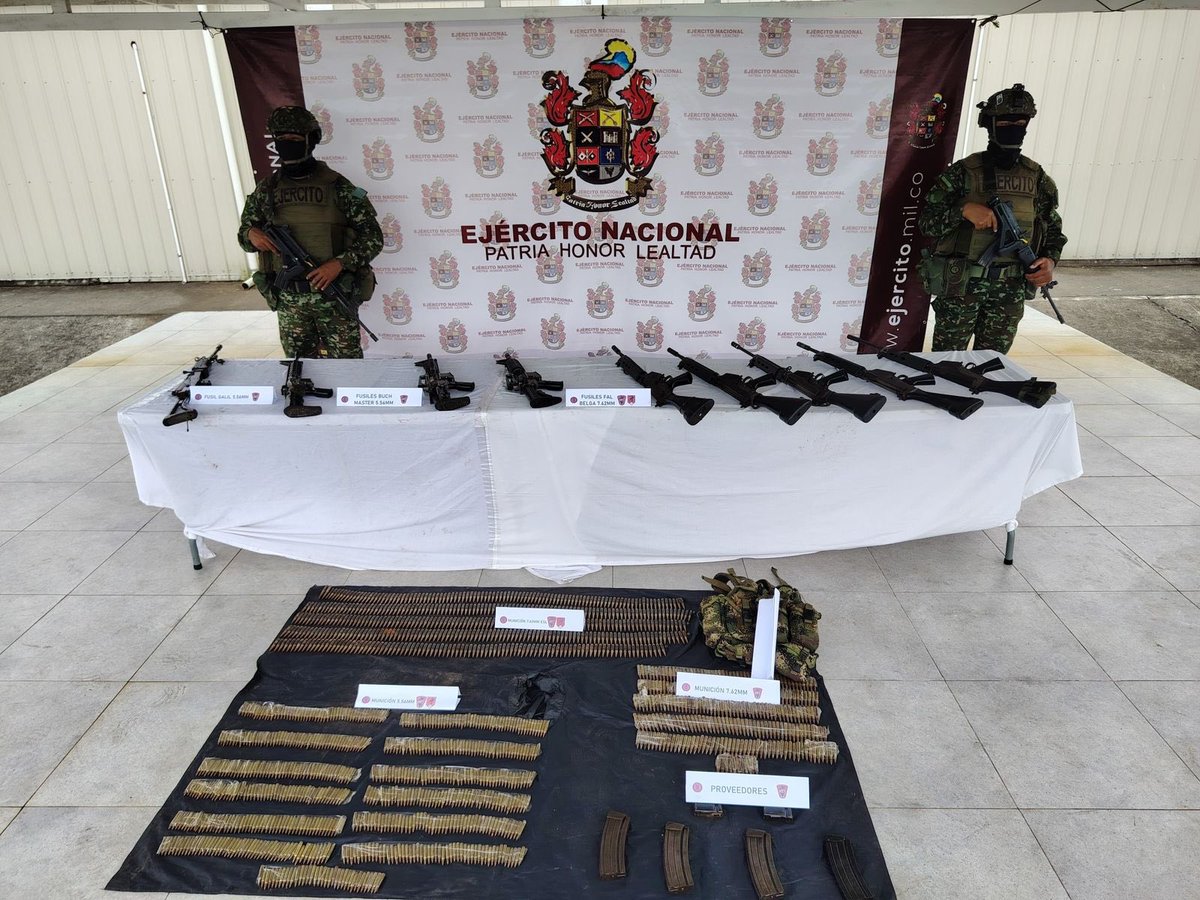 Pedro Arnulfo Sanchez S. Orgullosamente Colombiano (@pedrosanchezcol) on Twitter photo Nuestro <a href="/COL_EJERCITO/">Ejército Nacional de Colombia</a> propina golpe logístico a estructura criminal en Nariño: incautados 9 fusiles y más de 1.300 cartuchos
En Tumaco, Nariño, tropas de nuestro <a href="/COL_EJERCITO/">Ejército Nacional de Colombia</a> propinaron un contundente golpe a la estructura criminal del grupo armado-r ‘Oliver Sinisterra’. Nuestro <a href="/COL_EJERCITO/">Ejército Nacional de Colombia</a> propina golpe logístico a estructura criminal en Nariño: incautados 9 fusiles y más de 1.300 cartuchos
En Tumaco, Nariño, tropas de nuestro <a href="/COL_EJERCITO/">Ejército Nacional de Colombia</a> propinaron un contundente golpe a la estructura criminal del grupo armado-r ‘Oliver Sinisterra’.