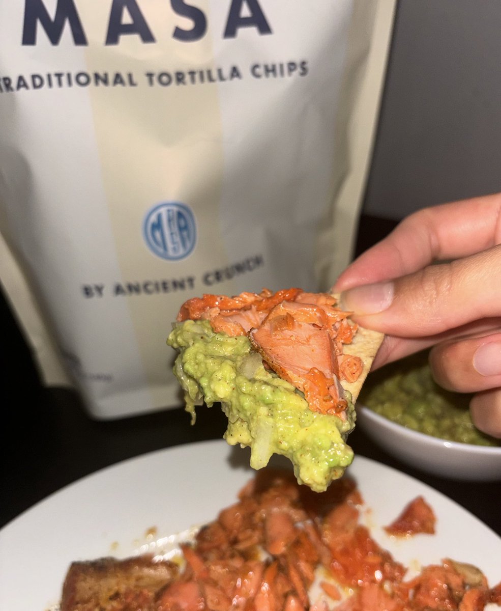 xcamilachica's tweet image. Guac, baked salmon &amp;amp; @Masa_Chips 🍣🥑