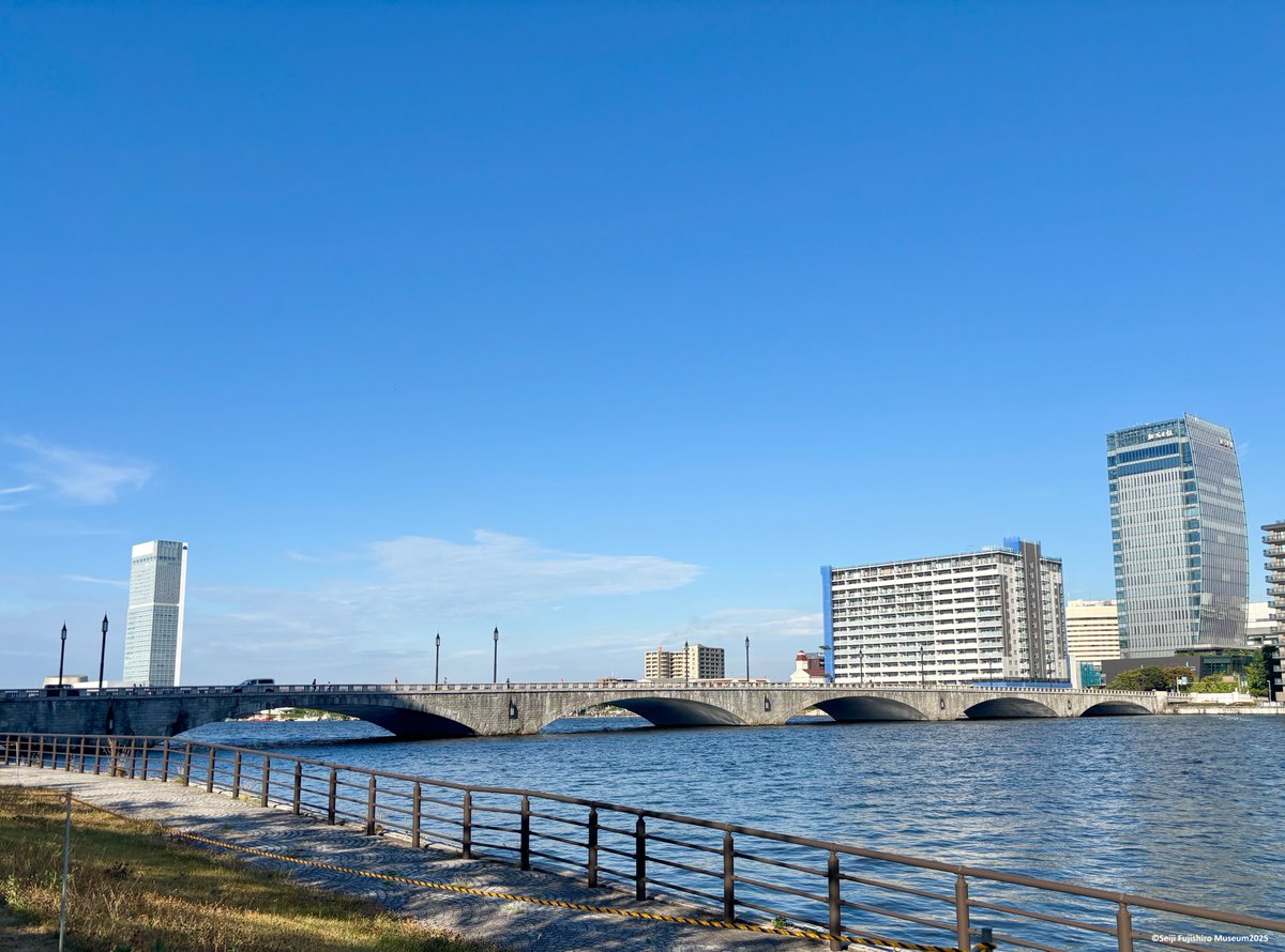 【新潟展開催中！】  新潟日報メディアシップにて「藤城清治　よろこび叶う影絵と版画展」を開催中です。夏らしい花火や朝顔が描かれたポストカードもご用意しております🍉グッズだけの購入も可能ですので、ぜひお立ち寄りください。
 #藤城清治 #新潟日報メディアシップ #日報ホール