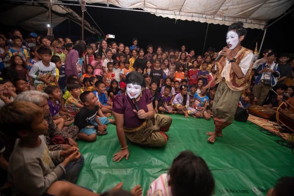 សិល្បករបុរាណខ្មែរ រួមគ្នានាំយកសិល្បៈខ្មែរ ទៅរំងាប់ភាពចរលាចល និងសម្រួមផ្លូវចិត្តបងប្អូននៅជំរុំភាសសឹក។

This is so wholesome

FACT ABOUT CAMBODIA
#ExposeThailandLies