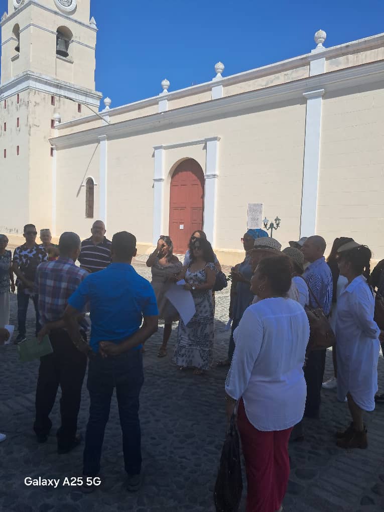 Desde Holguín hacia Granma!
Representantes de la Cultura holguinera compartiendo saberes y arte en la tierra de la cuna de la nación cubana en homenaje al día de los mártires.
#SomosCulturaHolguín 
#HonorHolguinero