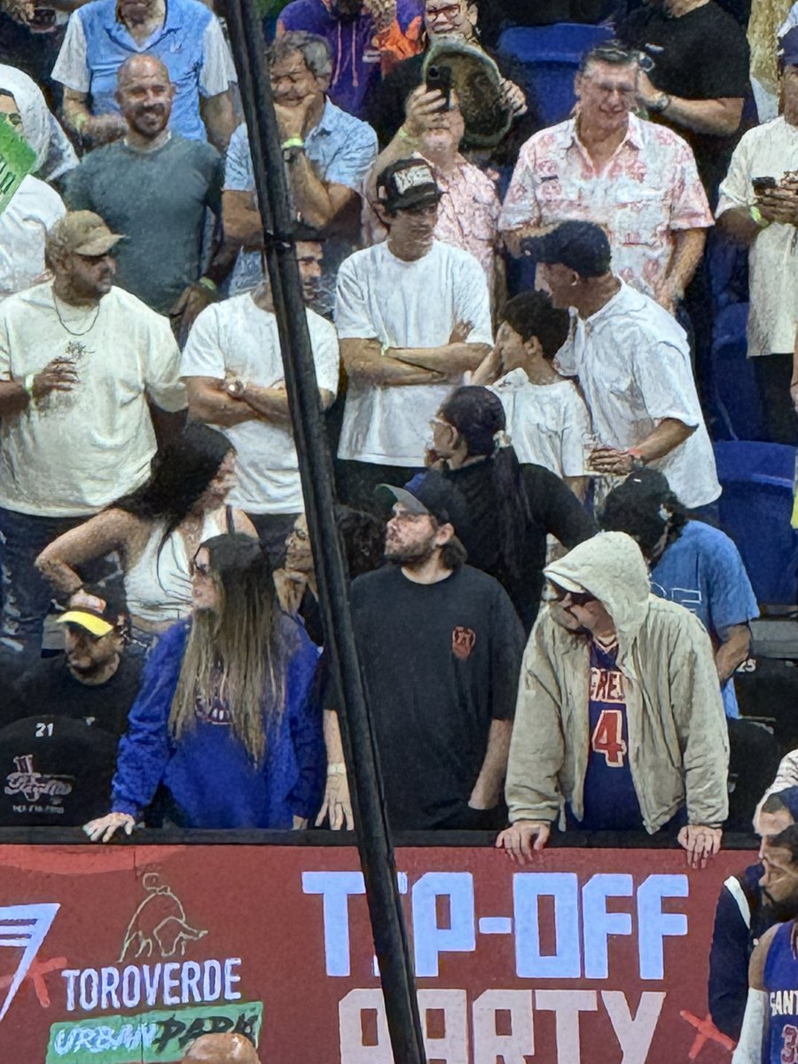 Bad Bunny  Pa’ti!!!!!! 🤣🤣🤣🤣
<a href="/sanbenito/">Benito Antonio</a> estás molesto con nosotros?
<a href="/VaquerosBayamon/">Vaqueros de Bayamon</a> 🤠