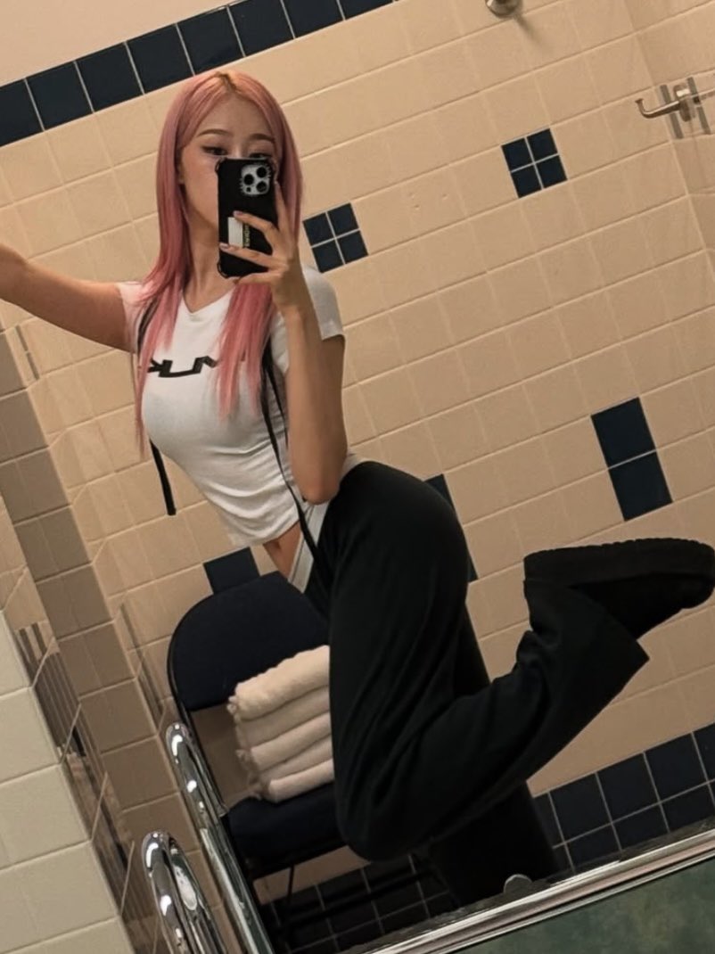 Bosonmori's tweet photo. good morning, pretties! 🌷 it's still thursday, unfortunately, but it's almost the end of the week! make sure you're well hydrated and don't forget to grab that grub. 💕 https://t.co/j6HnrOmYyq