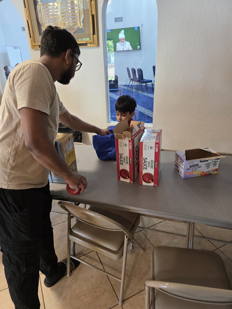 MKA_Miami's tweet image. This past weekend our youth prepared and distributed bags of food at a Humanity First drive at our mosque in Hallandale Beach, Florida.

#MKAMiami
#WhatMuslimsDo
#TrueIslam
#HumanityFirst