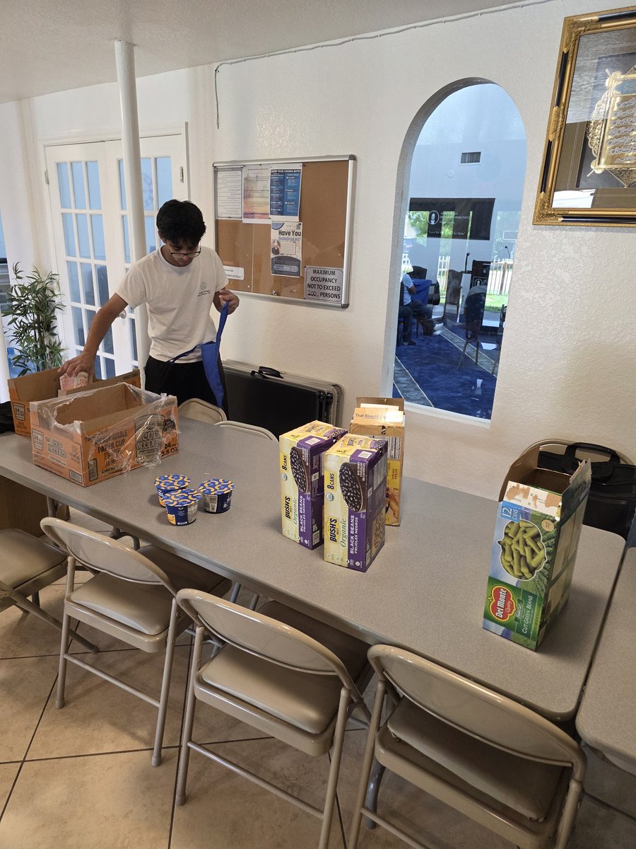 MKA_Miami's tweet image. This past weekend our youth prepared and distributed bags of food at a Humanity First drive at our mosque in Hallandale Beach, Florida.

#MKAMiami
#WhatMuslimsDo
#TrueIslam
#HumanityFirst