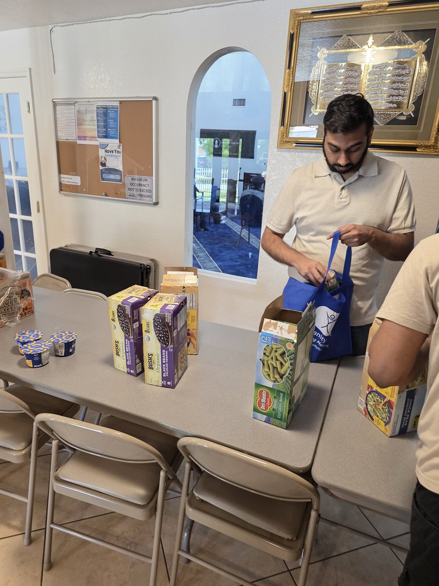 MKA_Miami's tweet image. This past weekend our youth prepared and distributed bags of food at a Humanity First drive at our mosque in Hallandale Beach, Florida.

#MKAMiami
#WhatMuslimsDo
#TrueIslam
#HumanityFirst