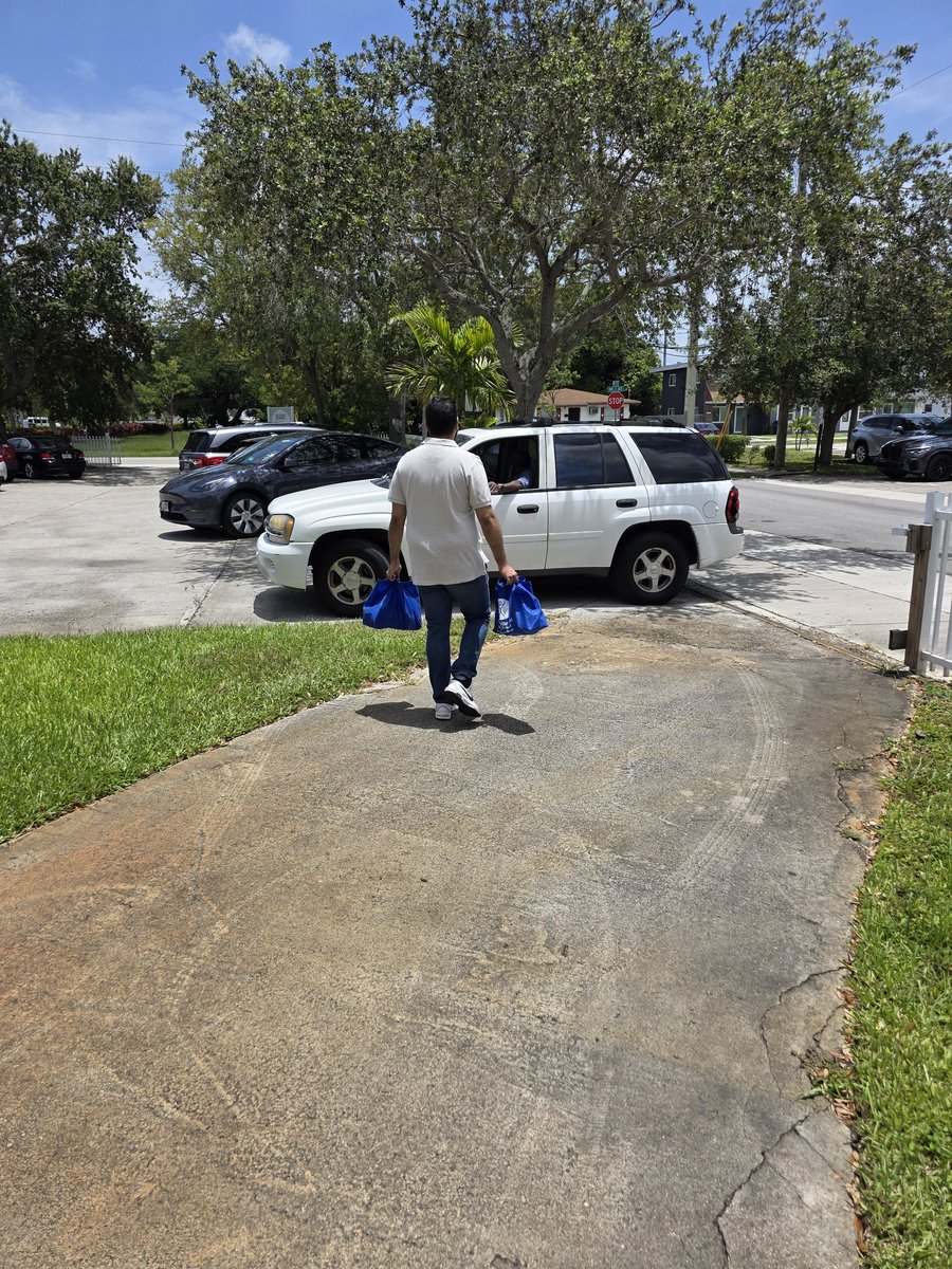 MKA_Miami's tweet image. This past weekend our youth prepared and distributed bags of food at a Humanity First drive at our mosque in Hallandale Beach, Florida.

#MKAMiami
#WhatMuslimsDo
#TrueIslam
#HumanityFirst