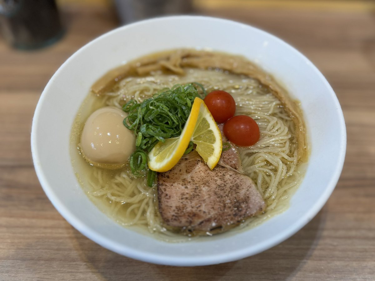 らーめん にじいろ
冷やし塩煮干しらーめん+大盛り+味玉
前日の深酒で体内に蓄積されたアルコールを排出すべく独りでお山歩
大量に汗を掻き身体が塩分を欲していたところに、「にじいろ行こう」とワイフからのリクエスト🌈🍜
全粒粉入り自家製麺のモキュモキュ食感がたまらんのよ😋
ご馳走様でした！🙏