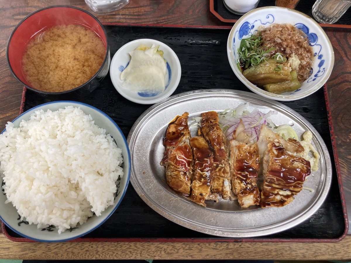 こういう昔ながらの定食屋好きなんだよなー
銀のお皿、絶対美味いやつ！

仕事の合間にランチデートってのもいいなあ、やったことないけど