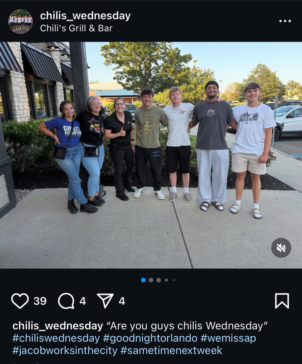 Jennnnn0's tweet image. On Wednesday they go to Chili’s. Every Wednesday. Give them a follow on Instagram! #sametimenextweek #chilislove