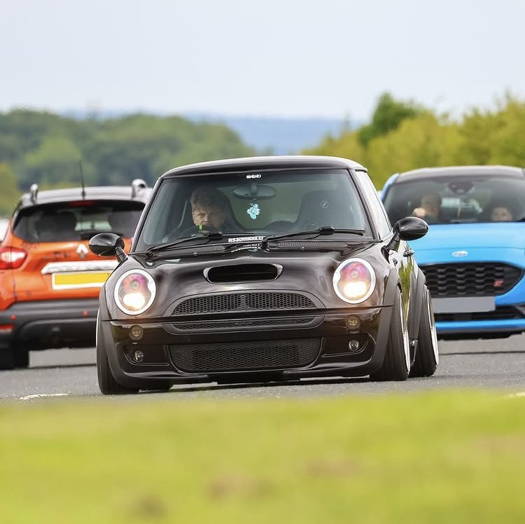 CooperCvlt's tweet photo. Correct height range. Photo from: @m1mzstagram #CooperCvlt #MiniCooper #MiniCooperS #fitment #camber #stance #static #lowcars https://t.co/AIGTWMoAGE