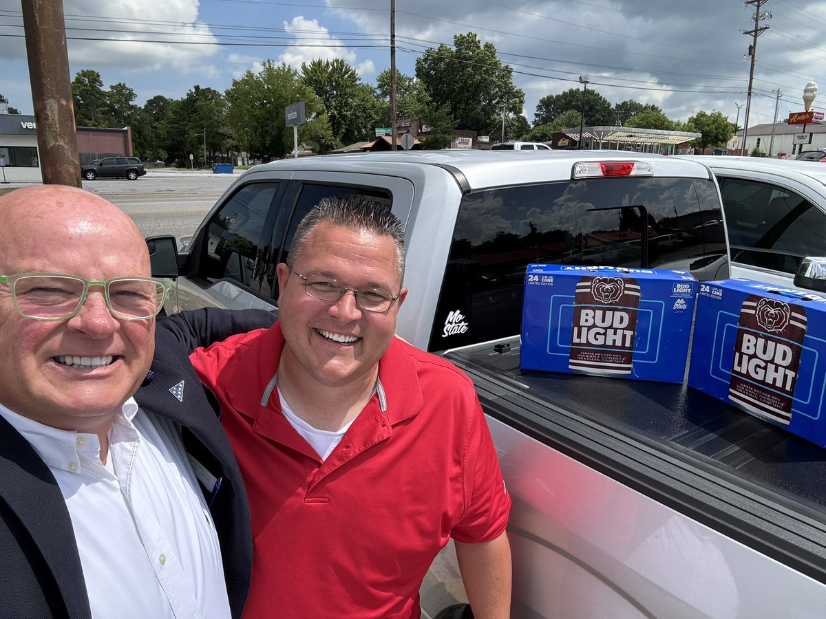 Got to catch up with the Elmquist boys today. Some really good dudes that support so many great things in our community. We are all ready for August 30th at 6:30 to watch the Bears beat up on USC while we drink some ice cold Bud Lights! 🐻 <a href="/BaldKirk/">Kirk Elmquist</a> <a href="/crosselmquist_/">Cross Elmquist</a> <a href="/budlight/">Bud Light</a>