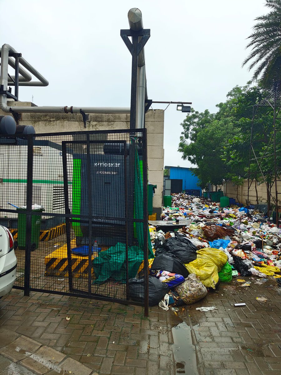 udaynti's tweet photo. Dear @MunCorpGurugram @enviro_india @signatureglobal @SignatureGloba8 @cmohry @khurpenchh @DC_Gurugram this is the unhealthy n unhygienic situation at Serenas the signature. No sanitation and cleaning staff here. It has caused dengue n maleria.plz act. https://t.co/BcRlxqu29q