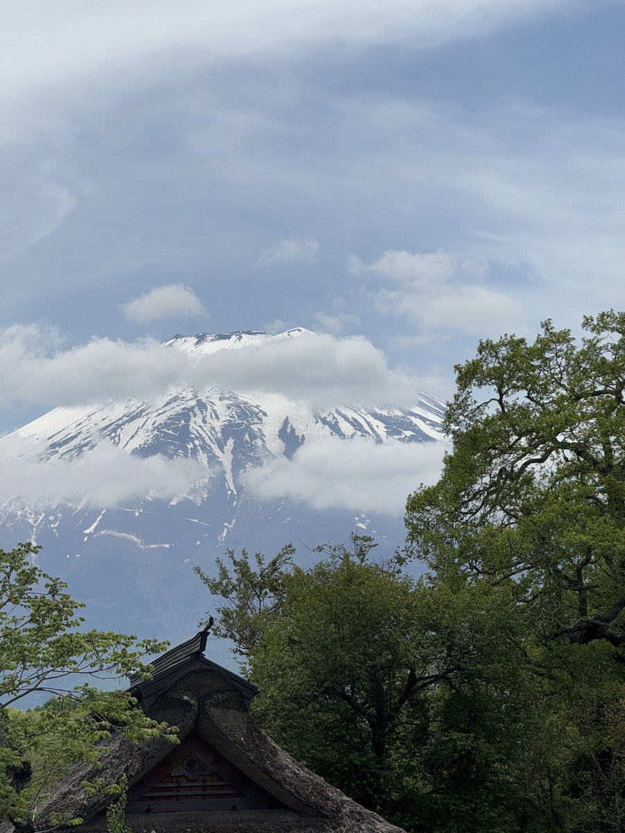 ReyxChen2's tweet photo. ついに富士山に行けるの！⛰️ ずっと日本の象徴であるこの山を自分の目で見て、山頂の雪と湖面に映る景色を感じてみたかったの。従姉のお誘いに感謝してるし、この心が癒される旅が今から本当に楽しみ🥰🌸 https://t.co/0KLZe5Lgeu