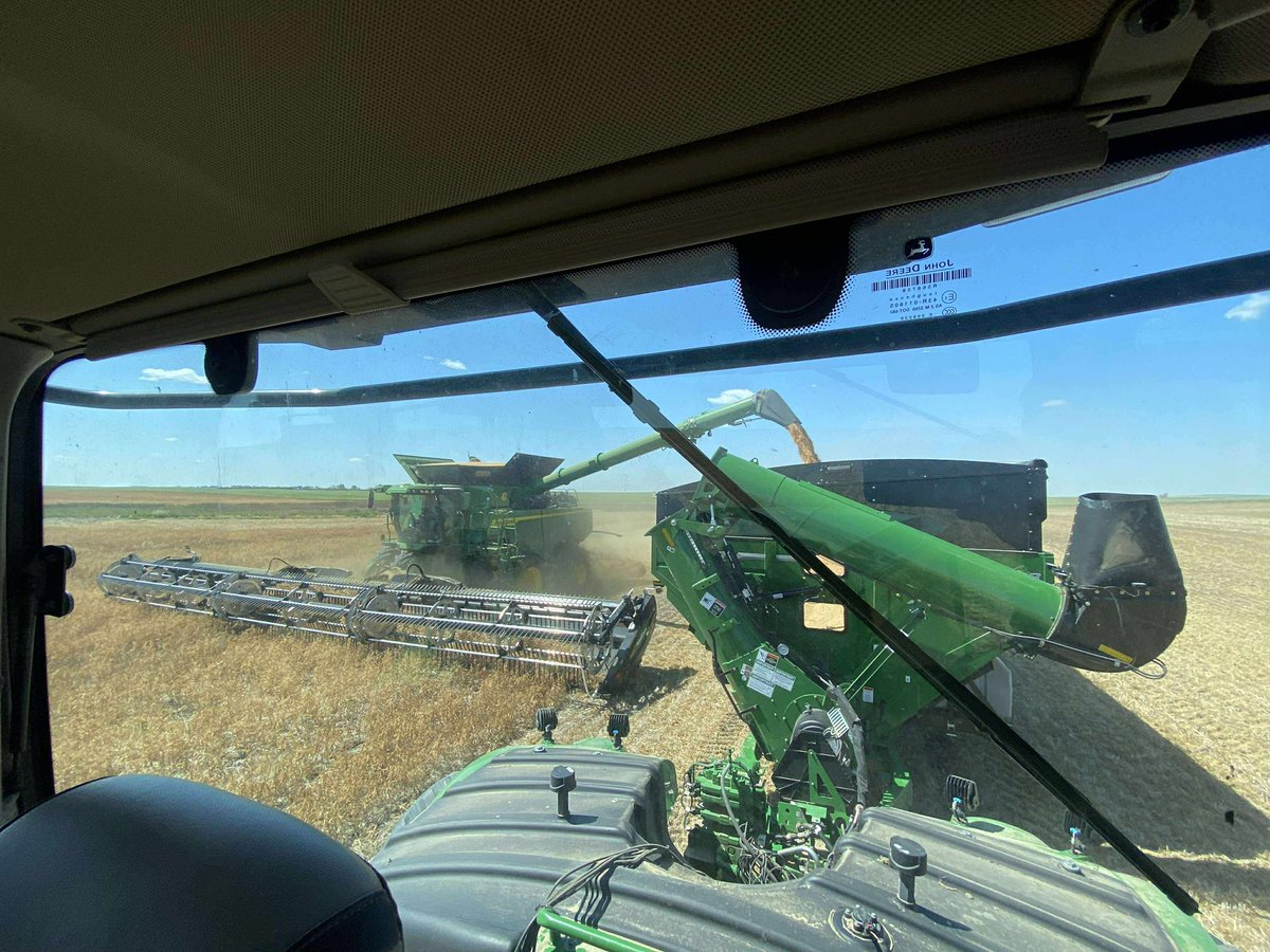 Couple #Harvest25 pics from the pea field down at Kyle, sk!!! Had a good first day!