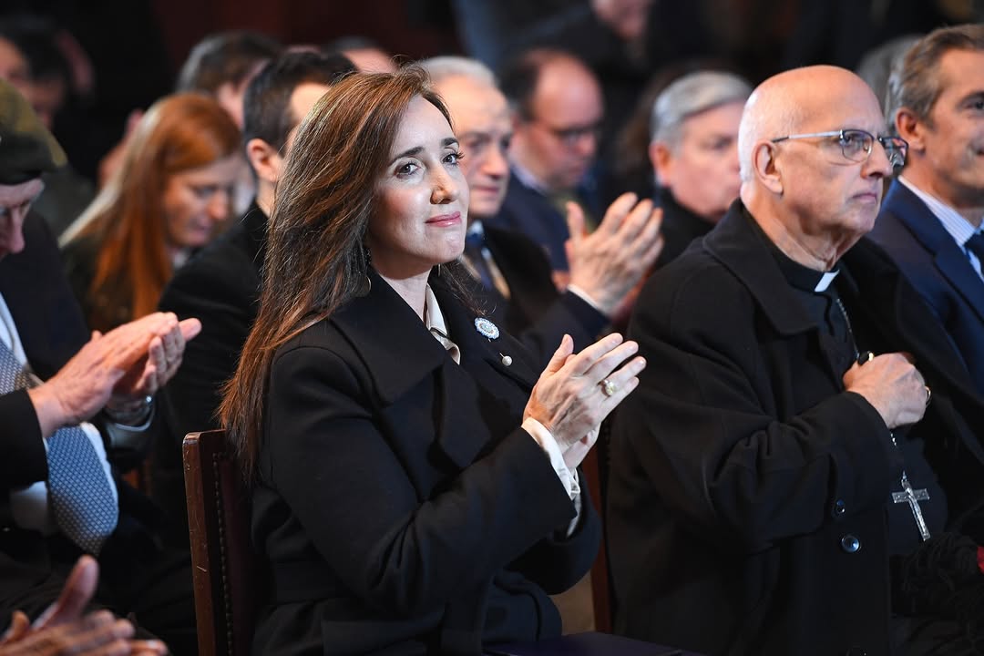 "La bravura de estos hombres merece ser contada, recordada y homenajeada; fueron a pintar una escuela y terminaron combatiendo únicamente al amparo del espíritu de cuerpo que lleva a jugarse la vida por el que está al lado"
Vicepresidente Victoria Villarruel 🇦🇷