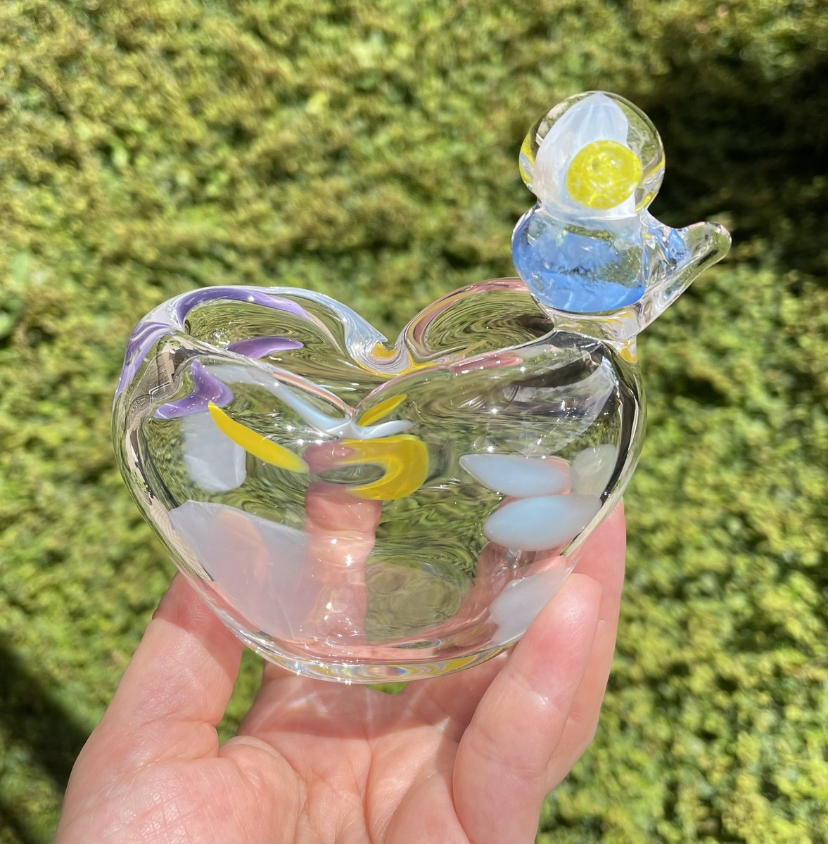 #新宿ことりまつり 
ＨＯＷHOUSEブースより委託出展します🍀
出展作品ご紹介🎉
人気の羽根ポット、ハート一輪挿し
ブルーセキセイさんバージョン

京王百貨店新宿店7階　大催事場
2025年8月1日～7日迄　7日間開催°˖☆◝(⁰▿⁰)◜☆˖°

東京で出展機会は少ないので
是非ご覧下さい‼️