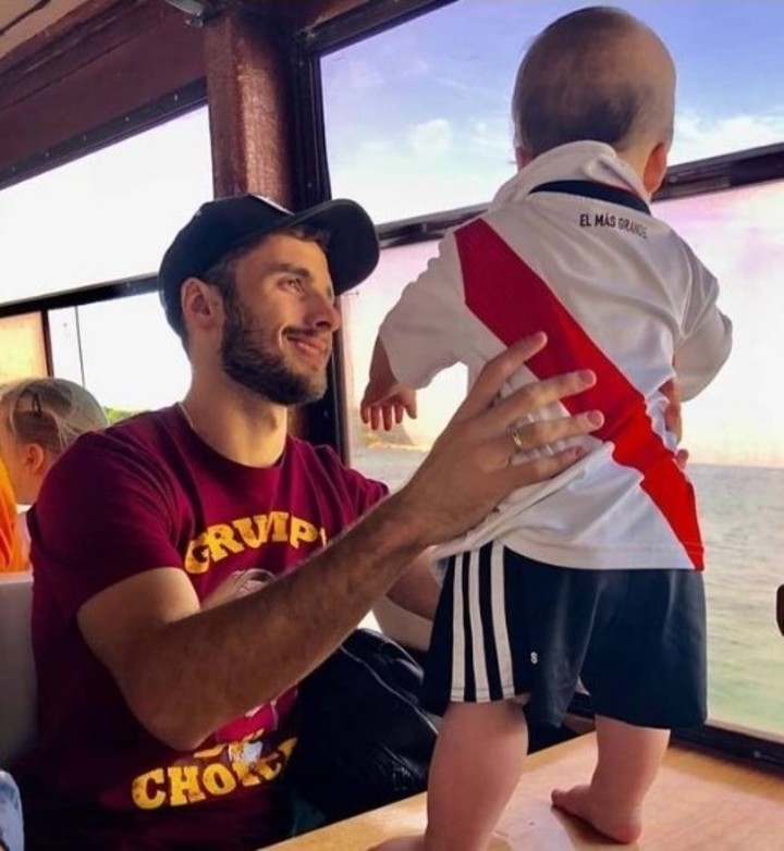 Vendiste humo de fanatismo poniéndole la camiseta de River a tu hijo. Agachaste la cabeza por unos dólares para jugar con ellos, no ganaste nada, fuiste suplente hasta de Fabra, no te va a recordar nadie, y te echaron por la puerta de atrás. Cosechaste lo sembrado. Felicitaciones