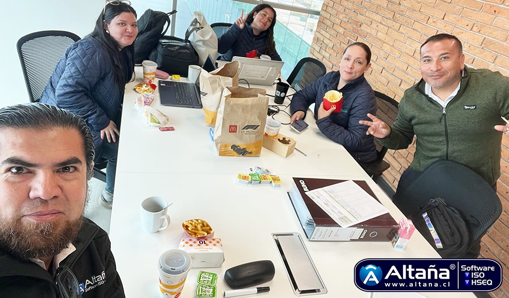 [Antofagasta, 15/Jul./2025] En empresa Samsol Ltda., reunión para optimizar el orden en que se almacena la documentación digital, actividad liderada por la Jefa de Prevención Marcela Herrera.