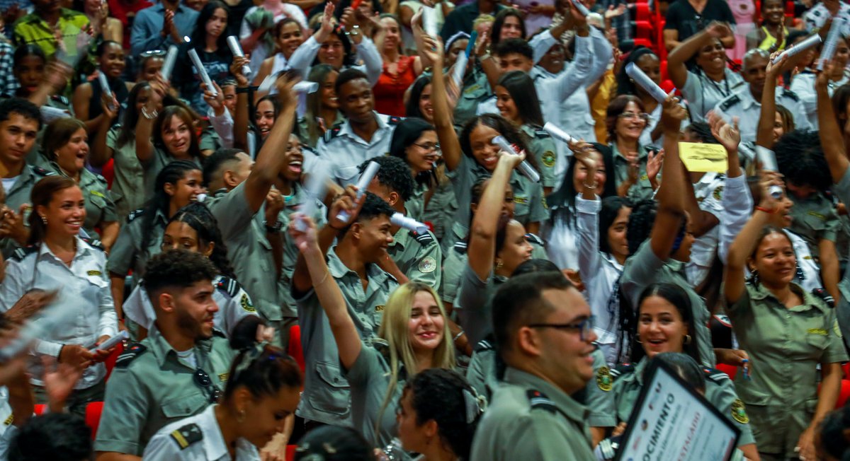 Fue muy grato participar en la 6ta. graduación del programa Técnico Superior en Aduana. Con los jóvenes que recibieron sus títulos hoy, ya suman 1357 los egresados de la Escuela Nacional de Formación Aduanera. Los felicito y exhorto a ser fieles guardianes de nuestras fronteras.