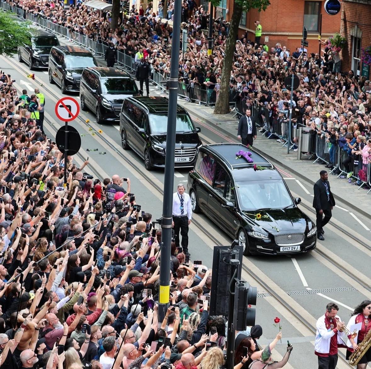 Me pregunto ¿ quién estará representado a Puebla en los funerales de Ozzy en Birmingham?.