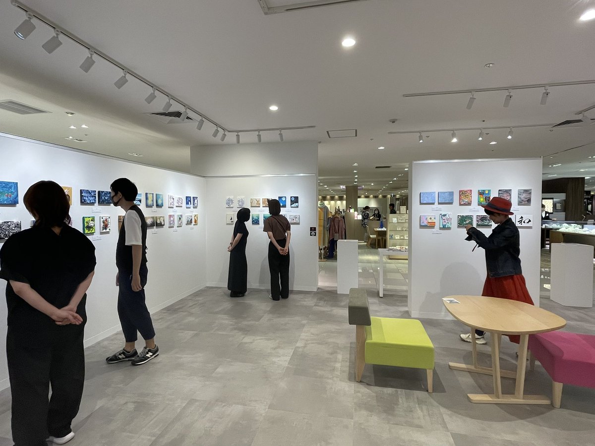 おはよう大阪！
本日10時よりゼロテン大阪始まります。

初日は会場のみで販売
投票は会場のみ（遠隔投票はありません）

来場者投票＋お買い上げ票（1000円1票）で順位が決定するアートコンペです。
作家支援お願いします。

#ZEROTEN2025大阪 
オンライン販売（明日10時〜）
daimaru-matsuzakaya.jp/Search.html?ke…