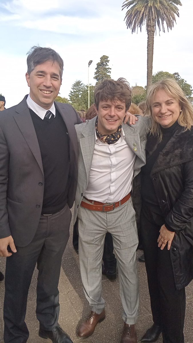 En la celebración de los 150 años de Teodelina pude conocer a <a href="/maxipullaro/">Maximiliano Pullaro</a> . Increíble lo que la gente lo quiere y la humildad para saludar a TODO el mundo. Con <a href="/EricaRevillaOK/">Erica Revilla</a> decíamos: qué bueno tener un gobernador así!!! Felicidades Teodelina! Felicitaciones <a href="/JoaquinPoleri/">Joaquin Poleri</a>