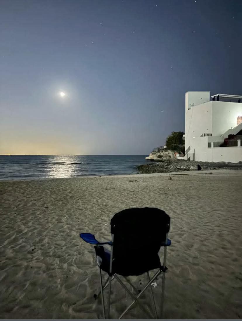 قيل لي ذات مرة ألا تمل من الجلوس وحدك !؟  
أنا لست وحدي أنا ممتلئ بأشياء لا يراها أحد