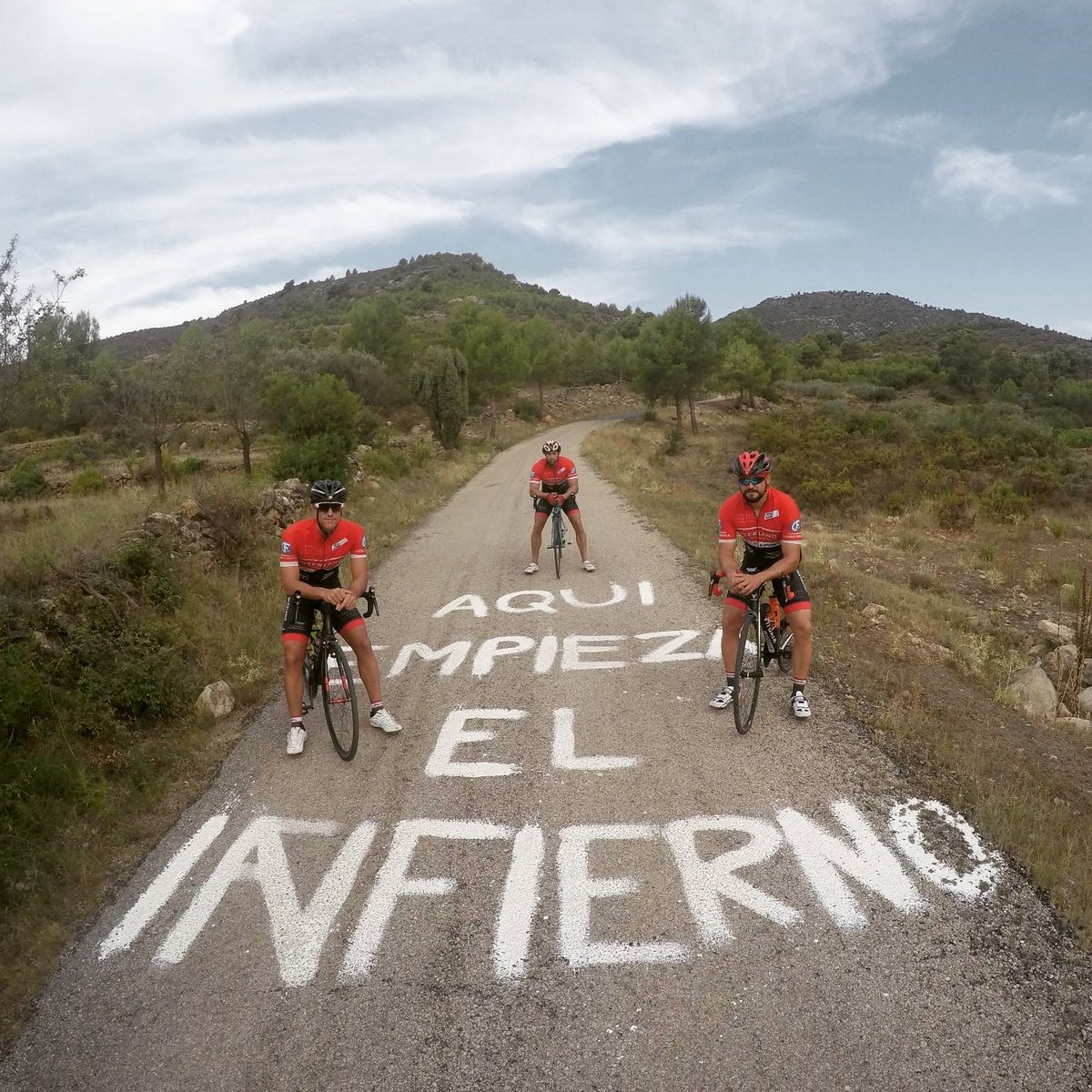 🚵‍♀️📈❗Las 10 ascensiones más duras del "cuestacabrismo".

Ya hace tiempo que usamos este neologismo que la <a href="/RAEinforma/">RAE</a> debería incluir sin duda en el diccionario. 

No sé quién, o quiénes, fue el primero en usar este término para referirse a esas subidas infernales, 
⬇️