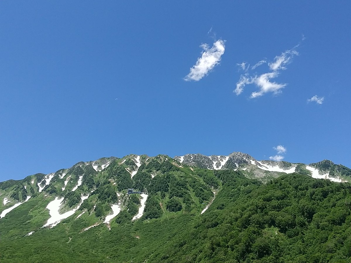 minaya333's tweet image. 黒部ダムの　迫力と　
ダイナミックで　勢いある放水に
圧倒されました！

ダム湖の　黒部湖は　
エメラルド色に　輝いてた✨️

凉しーい🏞️景色もイーイ
空気も　キレイで　
思いっきり　吸い込んだよ〜

＃黒部ダム　＃黒部湖　＃観光放水　＃ダム　＃ダム湖　＃富山県