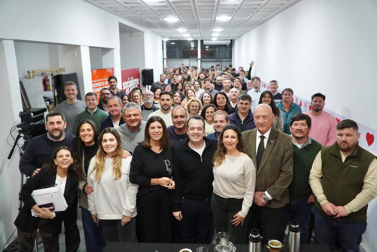 En el marco de la Reforma Constitucional, intendentes, presidentes comunales, concejales y legisladores socialistas de toda la provincia nos encontramos en Santa Fe para trabajar en la propuesta de nuestro partido sobre Régimen Municipal y Ordenamiento Territorial.

Impulsamos la