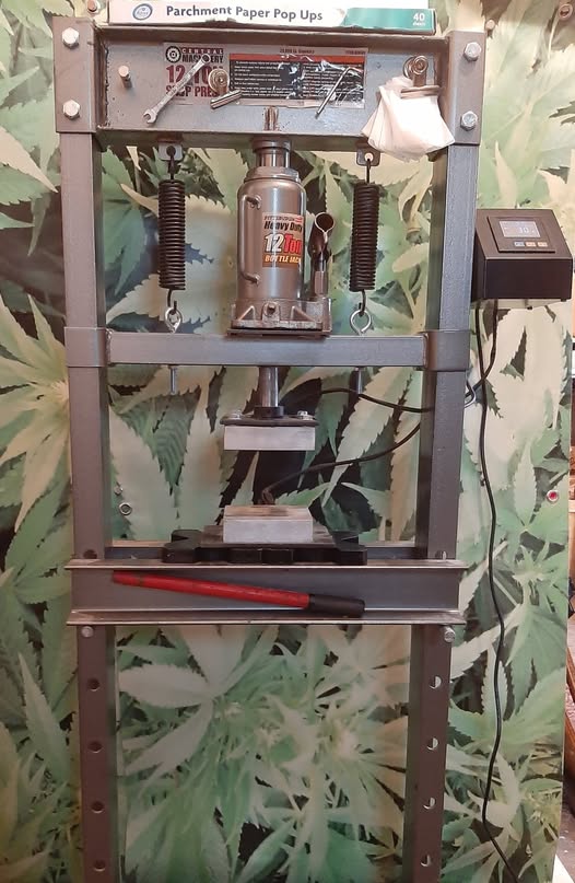 DabloPressCo's tweet image. Here is a rosin press that I built using a Dablo Pressco heated platen set &amp;amp; a Harbor Freight 12 ton shop press.